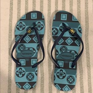NWOT navy blue Brazil flag pendant havaianas
